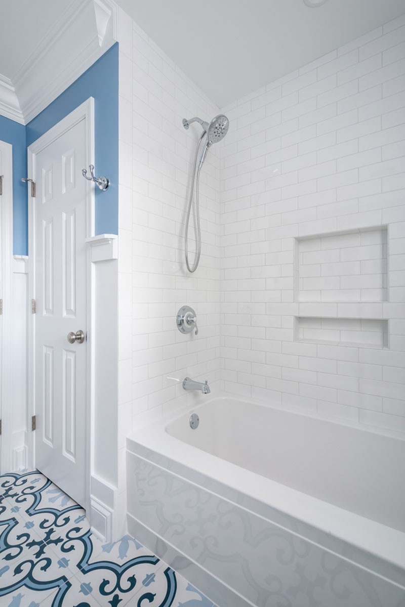 blue cottage bathroom with tub-shower