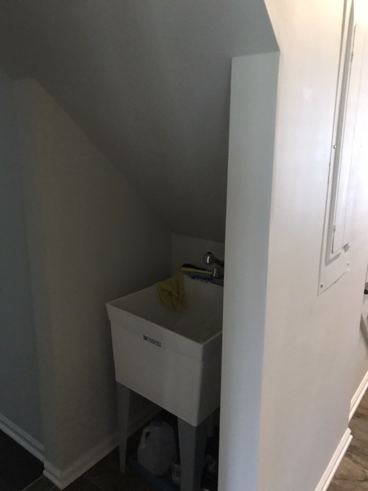 laundry room-mudroom sink